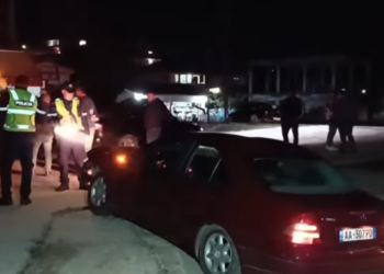 Makina “fluturon” dhe përplaset me betonin –