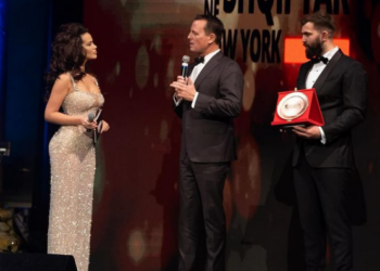 Festa për Pavarësinë, Bleona Qereti i dhuron puthje Richard Grenell-it (FOTO) –