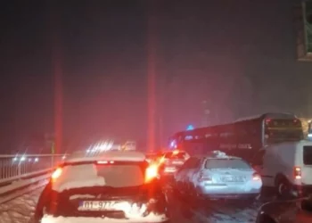 Reshje të dendura bore në Kosovë, trafik kilometrik në Prishtinë –