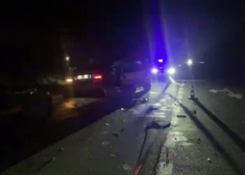 Motori i tyre u përplas me një makinë, plagosen adoleshentët –