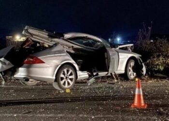 Përplasen dy makina, plagoset një person –