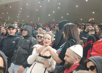 Aktorja dhe deputetja mbështesin kuqezinjtë (FOTO) –