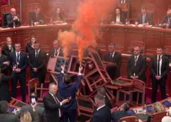 Tensionet në Kuvend/ Reagon misioni i BE në Tiranë: Dialog politik –