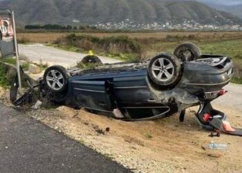 FOTO/ Përmbyset automjeti në Sarandë-Kardhiq, ‘zhduket’ drejtuesi –