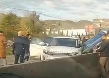 Aksident në Tiranë-Durrës, “Audi” përfundon mbi trafik ndarëse –