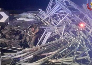 Tragjike/Kamioni me hekura zë poshtë makinën, 2 të rinj humbin jetën –