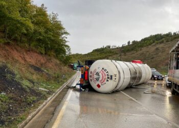 FOTO/ Aksident në Librazh, autoboti përmbyset në mes të rrugës –