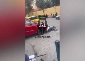 Aksident pranë Ambasadës Amerikane, makina përplaset me motorin –