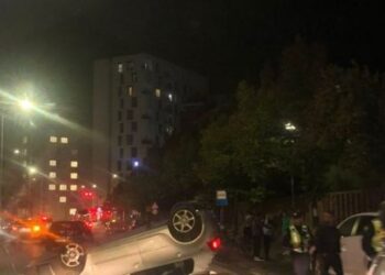 Aksident në Tiranë, makina kthehet përmbys në mes të rrugës –