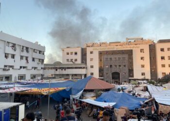 Tanke izraelite në oborrin e spitalit Al-Shifa –