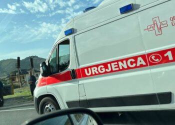 Përplasen dy automjete, plagosen 3 persona –