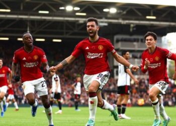 Në minutat shtesë, Manchester rikthehet te fitorja –