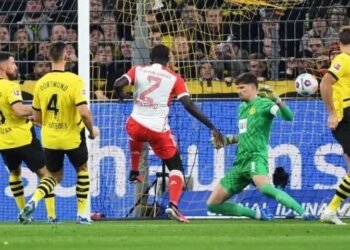 Bayerni i pamëshirshëm ndaj Dortmundit, dy pikë larg Bayer-it –