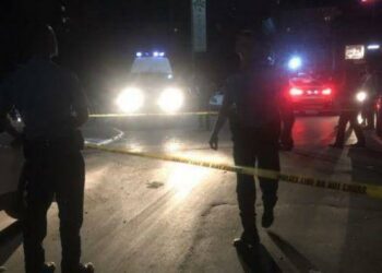 Automjeti del nga rruga dhe përfundon në kanal, shpërthen në flakë –