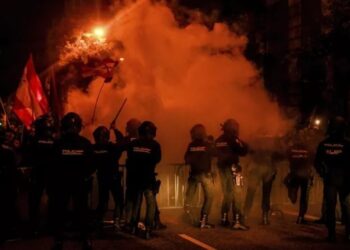 Përleshje në Madrid, protestuesit rrethojnë selinë e PS-së –