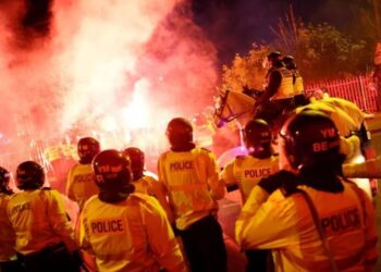 Tifozët polakë përleshen me policinë në Angli –