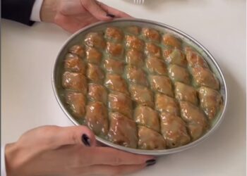 Opozita protestë në Kuvend, deputetët e PS “festojnë” me bakllava (VIDEO) –