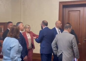 Parlamenti nuk është vila jote… –