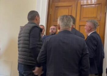 Opozita bllokoi mbledhjen, shtyhet seanca me ministrin e Financave –