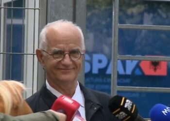 “Do you speak english?”/ Bektashi nuk flet, ironizojnë gazetarët… –