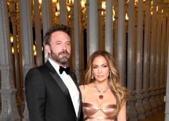 Bashkë me Ben Affleck, Jennifer Lopez shkëlqen në fustan “floriri” –