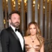 Bashkë me Ben Affleck, Jennifer Lopez shkëlqen në fustan “floriri” –
