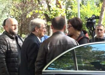 E papritur për Berishën, qytetarja i pret fjalën: Mbetët në televizor –