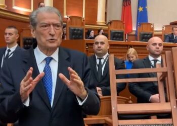 Garda në Kuvend, Sali Berisha hyn live në FB: Kaq frikë keni? –