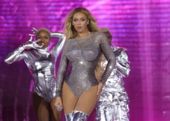 Beyoncé me një fustan Versace mahnit në premierën e filmit të saj –
