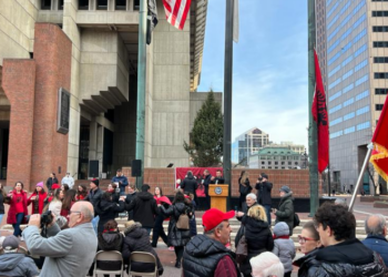 Shqiptarët në Boston vishen kuq e zi, festojnë me kënge e valle –