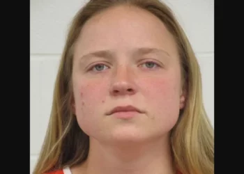 Mësuesja abuzon seksualisht me 14-vjeçaren, çonte foto tek nxënësit –