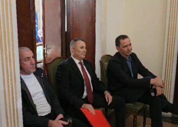 Ulur në karrige dhe duke bërë muhabet, deputetët bllokojnë hyrjen –