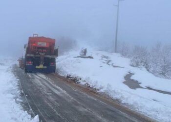 Dibër/ Moti i acartë, disa zona pa energji dhe të bllokuara nga bora –