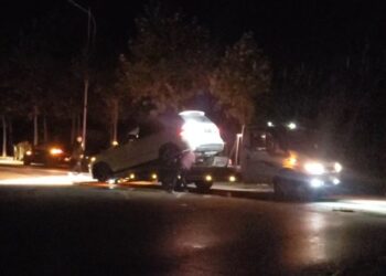 Aksident në Dimal/ Fuoristrada del nga rruga e përfundon mbi rotondo –