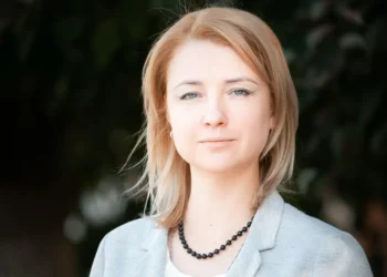 Kush është gazetarja 40-vjeçare që do të “hedhë” Putinin nga pushteti –