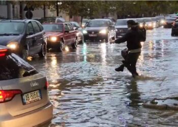 Shiu ‘përmbyt’ Durrësin, prindërit mbajnë në krahë famijët… –