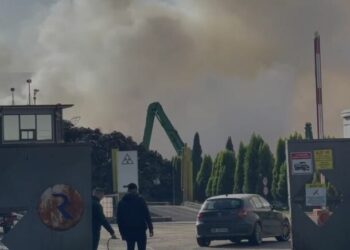 Retë e tymit vijojnë, zjarri tek ish-metalurgjiku aktiv edhe sot –