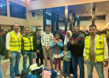 Riatdhesohet në Shqipëri një familje nga Gaza –