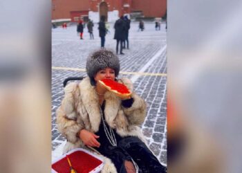 Do hante sanduiç me haviar, policia arreston rusen në Sheshin e Kuq –