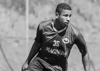 E trishtë/ Futbollisti u qëllua për vdekje me 10 plumba në rrugë –