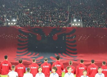 Kuqezinjtë festojnë në Air Albania, s’mungon edhe ish-trajneri Reja –