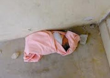 Gjendet e braktisur foshnja e porsalindur në bodrumin e një pallati –