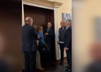 “Si Kamikaze! Je edhe grua”, deputetja e PS përplaset me demokratët –