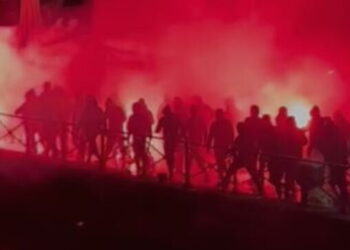 Përplasje mes tifozëve të Milan dhe PSG, një francez i plagosur rëndë –