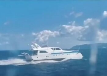 Roja bregdetare greke ndjek jahtin me emigrantë, kapen 30 prej tyre –