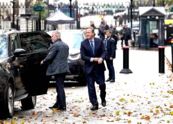 Ish-kryeministri David Cameron konfirmohet si sekretar i ri i Jashtëm –