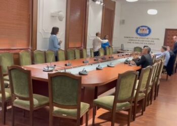 Pse hyni online, ne jemi këtu fizikisht –