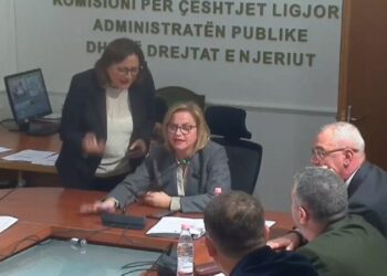 Deputetët e PD bllokojnë Komisionin e Ligjeve, ndërpritet mbledhja –