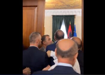 VIDEO/ Deputetët e PD hyjnë me forcë në Kuvend, “shqyejnë” derën e Nikollës –