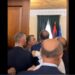 VIDEO/ Deputetët e PD hyjnë me forcë në Kuvend, “shqyejnë” derën e Nikollës –